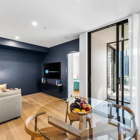 South Brisbane Unit With Parking And Pool *