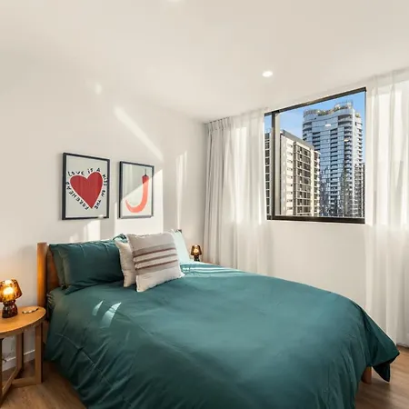 South Brisbane Unit With Parking And Pool Apartment