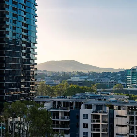 South Brisbane Unit With Parking And Pool