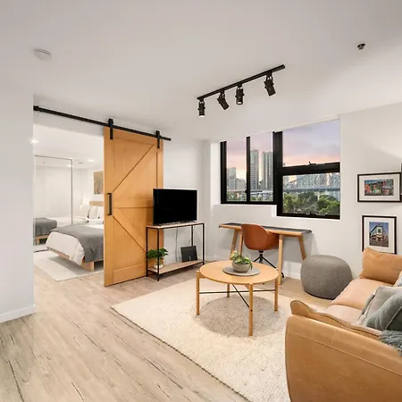 Groovy! ~ New Farm ~ Walk To Cbd Apartment