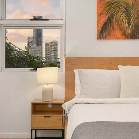Groovy! ~ New Farm ~ Walk To Cbd Apartment *