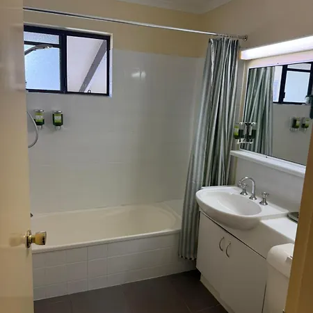 Hotel Leafy Retreat Near Shops Motorway Access By Custom Hosting *