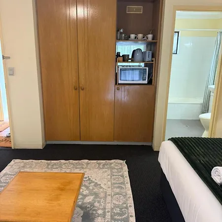 Hotel Leafy Retreat Near Shops Motorway Access By Custom Hosting Brisbane