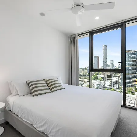 3-bed View With Free Parking Apartment *