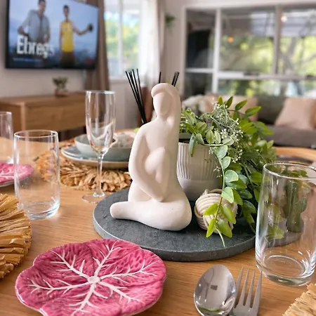 Holiday home 2br Chic Urban Escape In Norman Park Near Bne With Parking