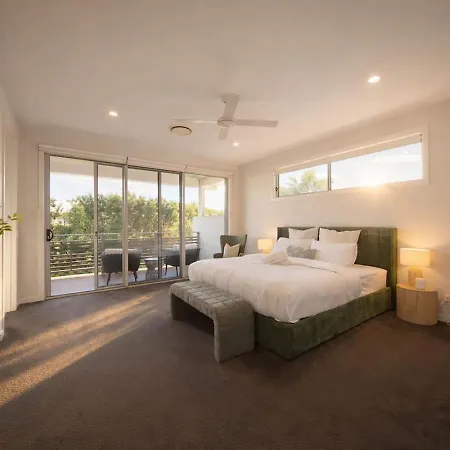 Scenic Views With Pool And Elegant 5br Holiday home