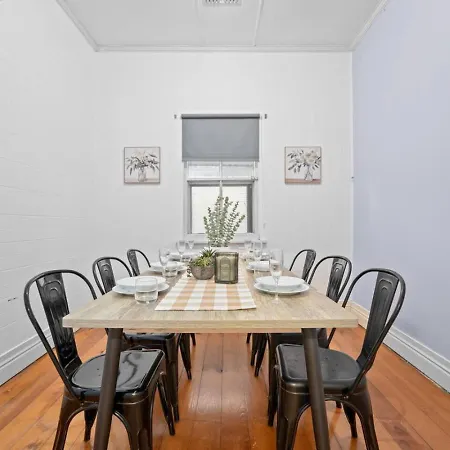 Pet Friendly Budget Walk To Gabba Hospital Holiday home *