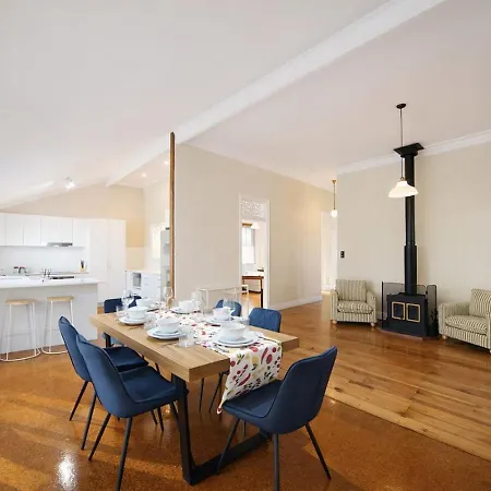 Holiday home Bayside Queenslander High Ceilings Family-friendly *