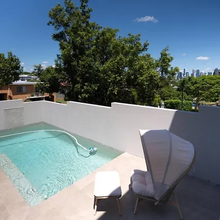 Scenic Views With Pool And Elegant 5br Holiday home