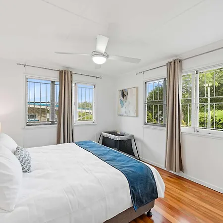 Stylish Mid Century Close To Cbd Holiday home *