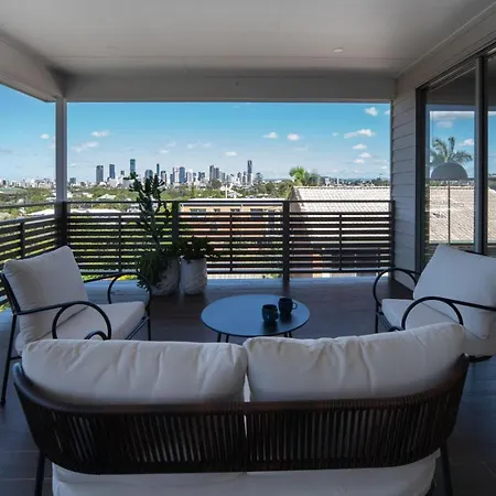 Scenic Views With Pool And Elegant 5br Brisbane