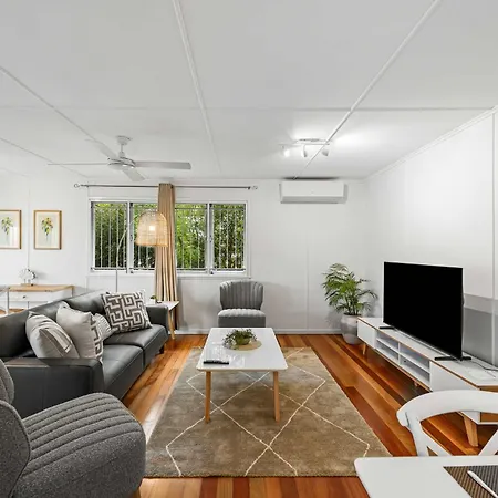 Stylish Mid Century Close To Cbd Holiday home *