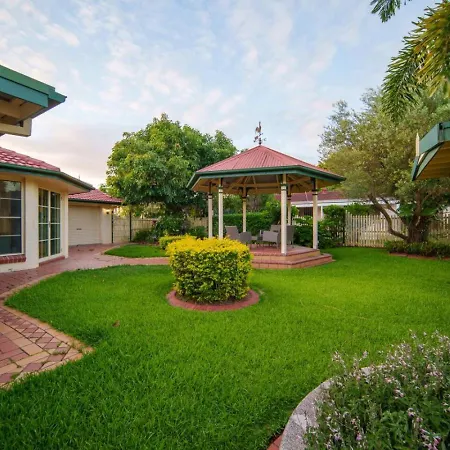 Modern 4b Family-friendly In Robertson Qld Holiday home *