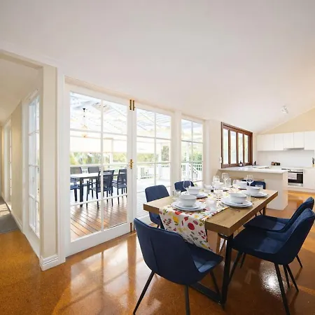 Bayside Queenslander High Ceilings Family-friendly