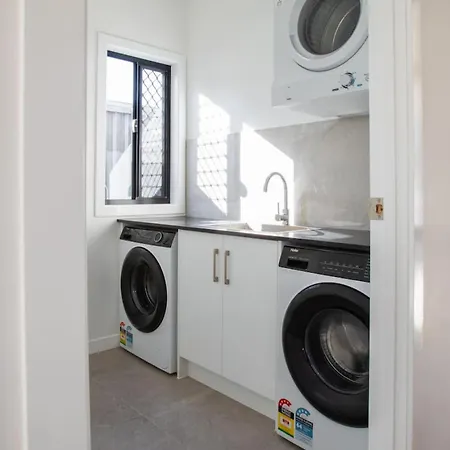 Affordable Private 1br Parking Aircon Near Train Brisbane
