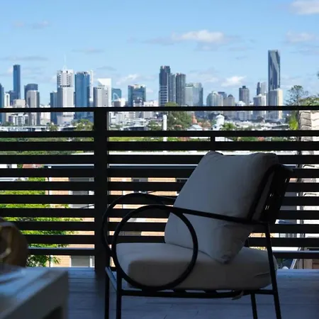 Holiday home Scenic Views With Pool And Elegant 5br Brisbane