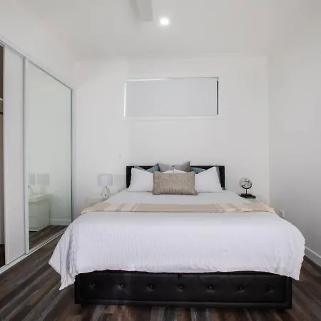 Holiday home 1br Unit Private Bathroom Kitchen And Living Area