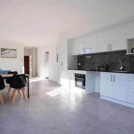 Affordable Private 1br Parking Aircon Near Train Holiday home *