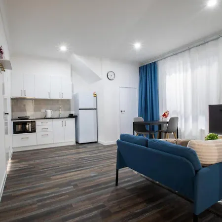 1br Unit Private Bathroom Kitchen And Living Area