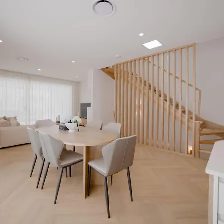 Brand-new 4br Luxury Living Near Airport And Mall