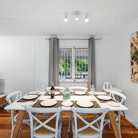 Stylish Mid Century Close To Cbd Holiday home