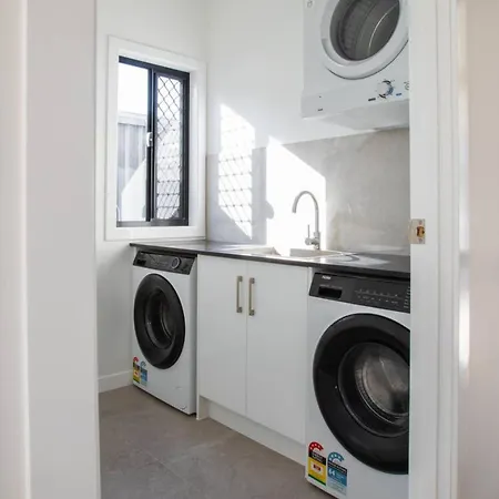 Holiday home 1br Unit Private Bathroom Kitchen And Living Area Brisbane