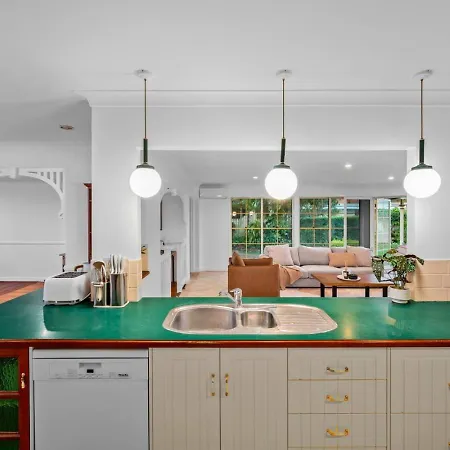 Modern 4b Family-friendly In Robertson Qld Holiday home *
