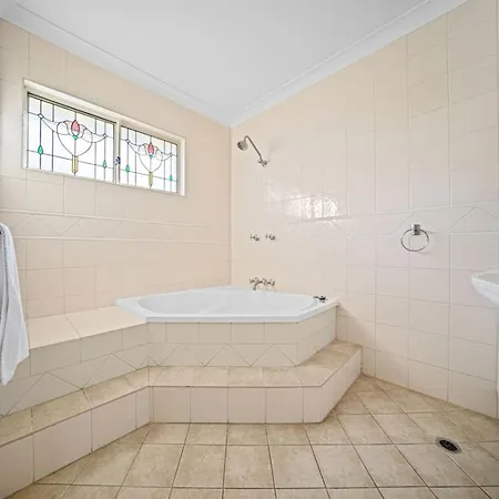 Modern 4b Family-friendly In Robertson Qld