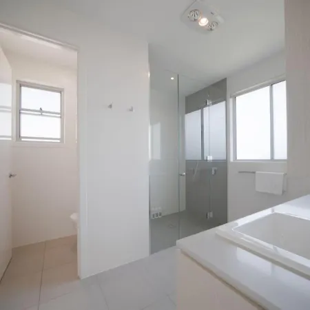 Holiday home Scenic Views With Pool And Elegant 5br Brisbane