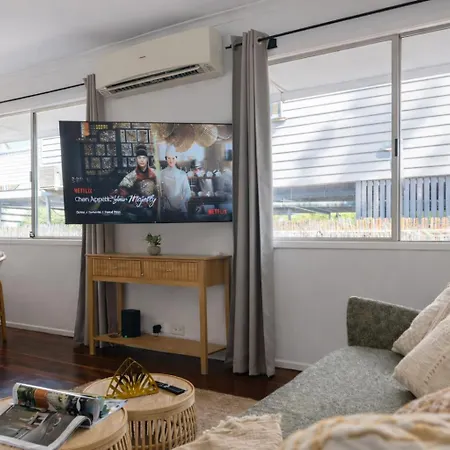 Holiday home 2br Chic Urban Escape In Norman Park Near Bne With Parking