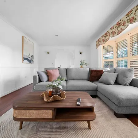 Modern 4b Family-friendly In Robertson Qld Holiday home Brisbane