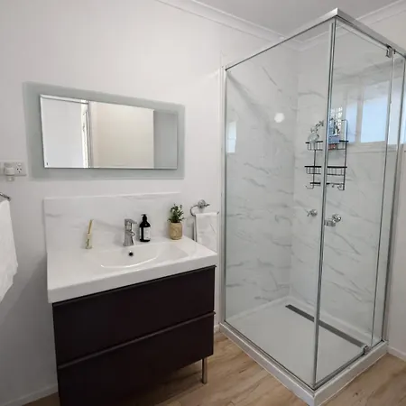 Holiday home 2br Chic Urban Escape In Norman Park Near Bne With Parking Brisbane