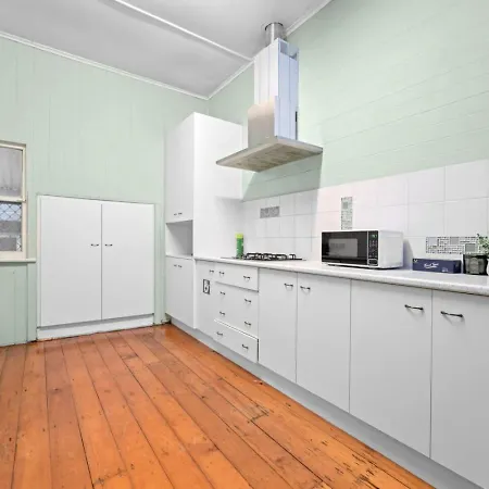 Pet Friendly Budget Walk To Gabba Hospital *