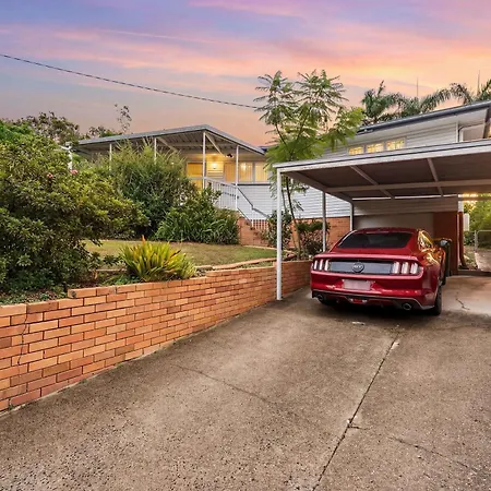 Stylish Mid Century Close To Cbd Holiday home *