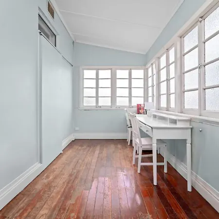 Pet Friendly Budget Walk To Gabba Hospital Holiday home *