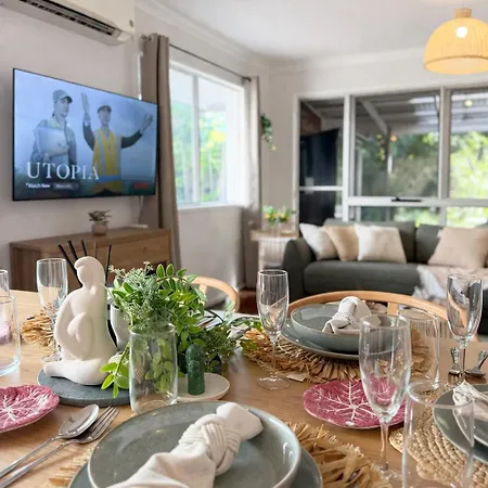Holiday home 2br Chic Urban Escape In Norman Park Near Bne With Parking *