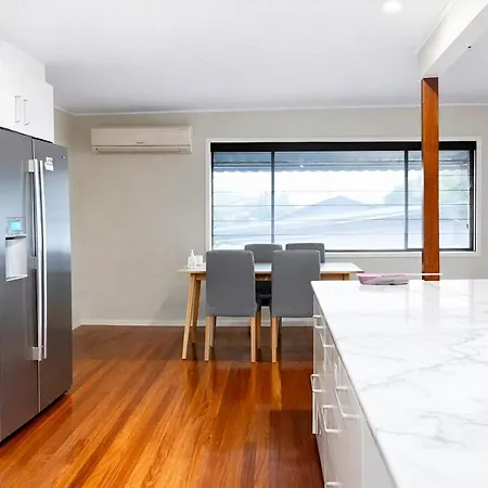 4 Bedroom With Private Cinema, Pool 2parking Brisbane