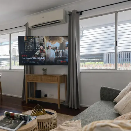 Holiday home 2br Chic Urban Escape In Norman Park Near Bne With Parking