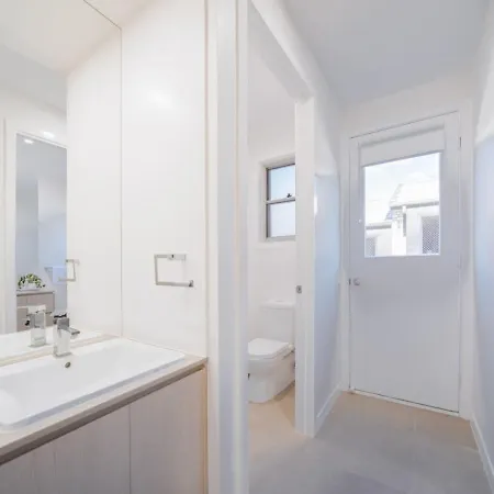 Scenic Views With Pool And Elegant 5br Brisbane