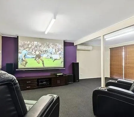 4 Bedroom With Private Cinema, Pool 2parking * Brisbane