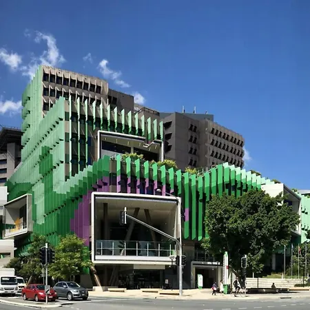 Pet Friendly Budget Walk To Gabba Hospital *