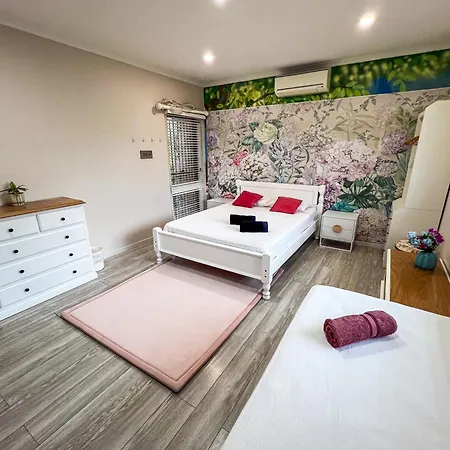 Guest house Floral Youth House Brisbane