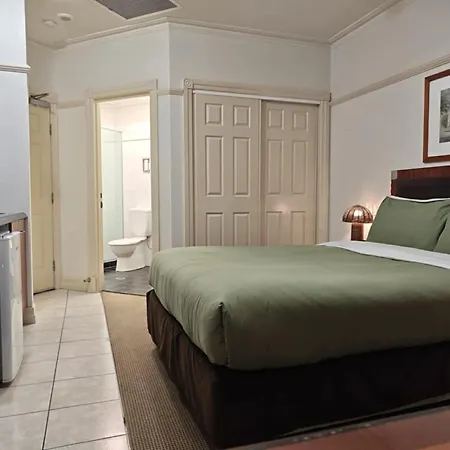 Cbd Apartment *