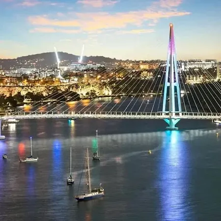 Skyline Escape - 3 Bedroom With River Views Apartment