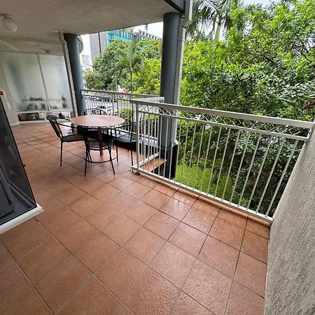 Russell Place Spacious 2br Balcony&garag Apartment