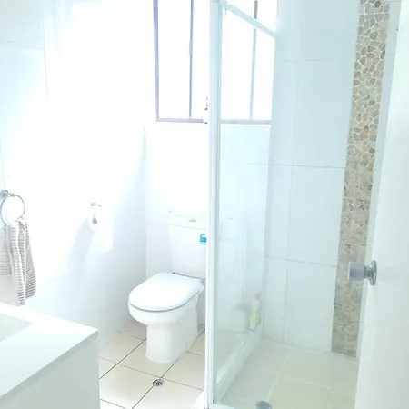 Breezy Entire 2 Bedroom Unit Floor Next To Uq Apartment *
