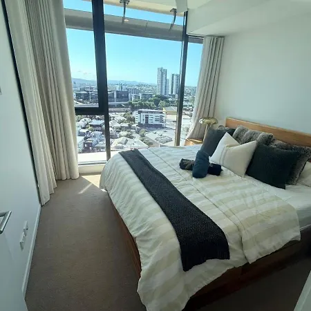 Penthouse-top Floor With Pool & Views Apartment