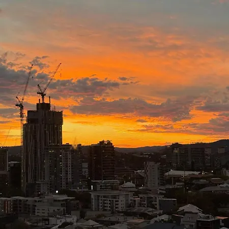 Penthouse-top Floor With Pool & Views * Brisbane