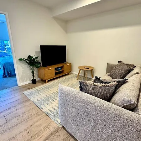 27fl River & Views + Balcony, Pool & Parking - Apartment