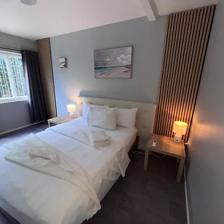 U3-funky Unit With Privateentry Quietcentre Newac New Smart Tv * Brisbane